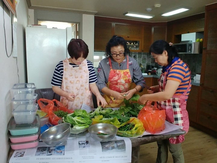 도시락 배달을 하기 위해 직접 재료를 손질 중인 박영애 씨(가운데)