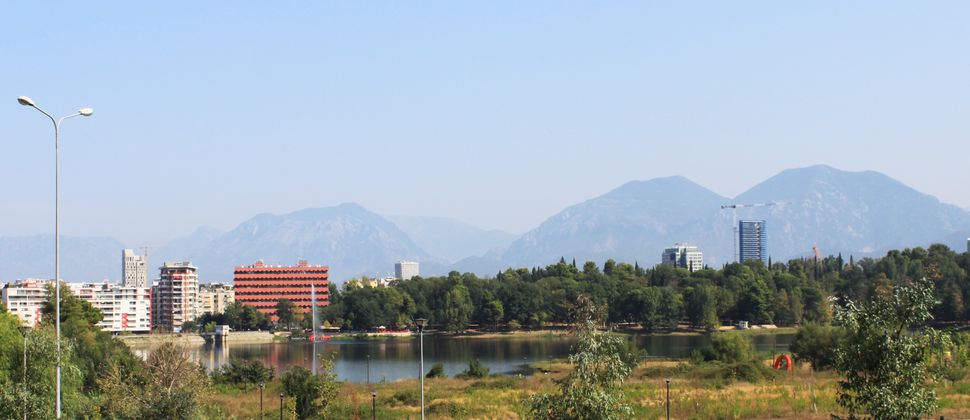 Όαση δροσιάς και πράσινου το πάρκο Liqeni, με την τεχνητή λίμνη στο κέντρο του.
