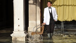 Πελάτες εστιατορίου στη Βενετία τρώνε ατάραχοι την πίτσα τους σε πλημμυρισμένο εστιατόριο και γίνονται viral