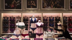 Γιατί οι πωλήτριες των Victoria's Secret αφήνουν τους πελάτες να κλέβουν ασύστολα σέξι εσώρουχα