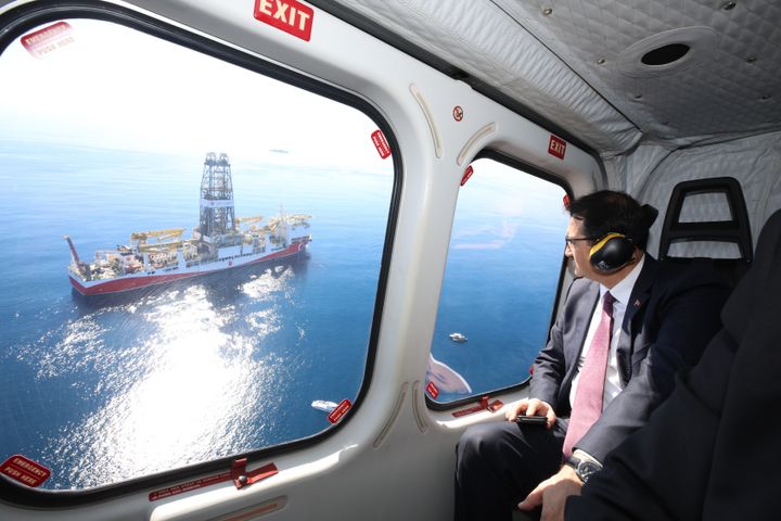 O υπουργός Ενέργειας της Τουρκίας Φατίχ Ντονμέζ «επιθεωρεί» από αέρος το πλωτό γεωτρύπανο «Πορθητής» στις 30 Οκτωβρίου 2018