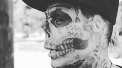 Εκοψε μύτη και αυτιά για να μοιάζει με σκελετό - Τώρα ετοιμάζεται να κόψει και κάτι άλλο πιο βασικό