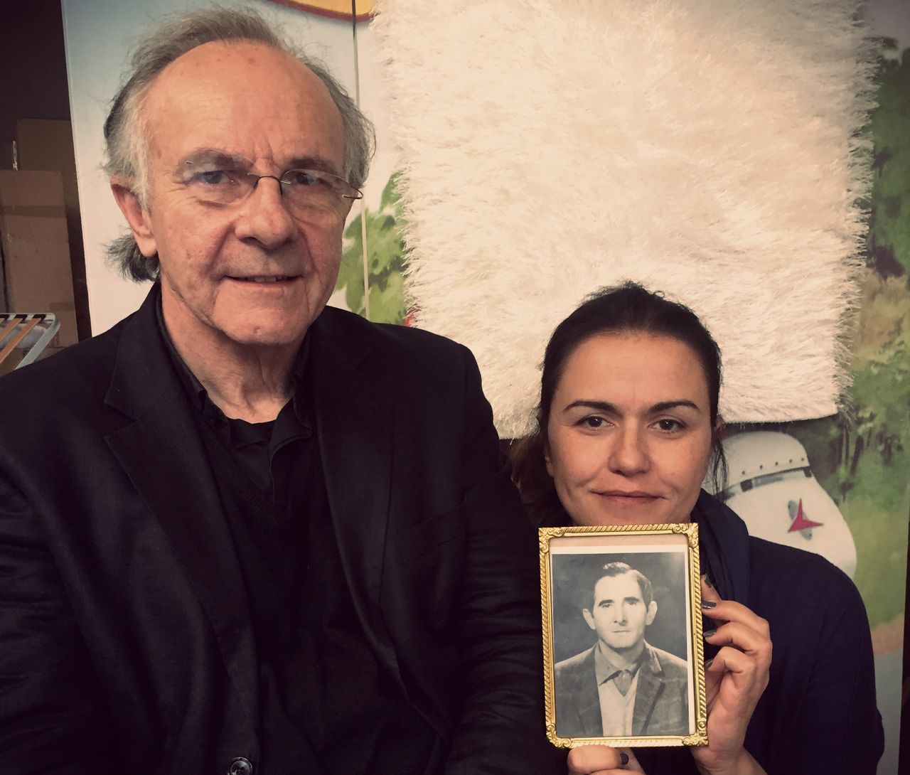 Ο Τζόζεφ με την ανιψιά του, Βάνα Φρυγανιώτη και τη φωτογραφία του θείου του, Ευάγγελου, που όλοι λένε ότι του μοιάζει