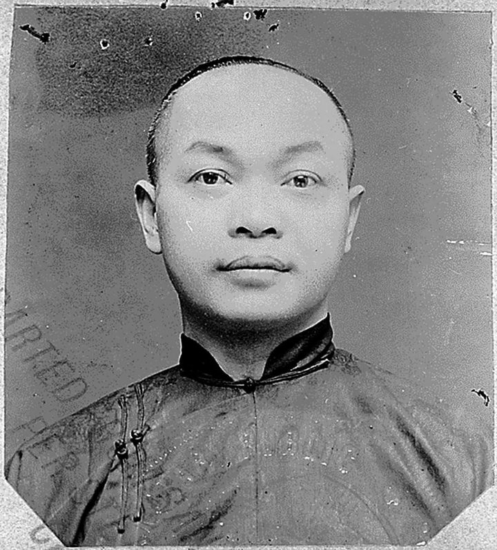Wong Kim Ark, un cuisinier né à San Francisco, n'a pas été autorisé à réintégrer les États-Unis après avoir rendu visite à ses parents en Chine.