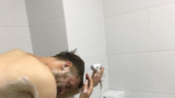 Τουρίστας νομίζει ότι χρησιμοποιεί το τηλέφωνο του ντουζ - Μετά κατάλαβε τι πραγματικά είναι