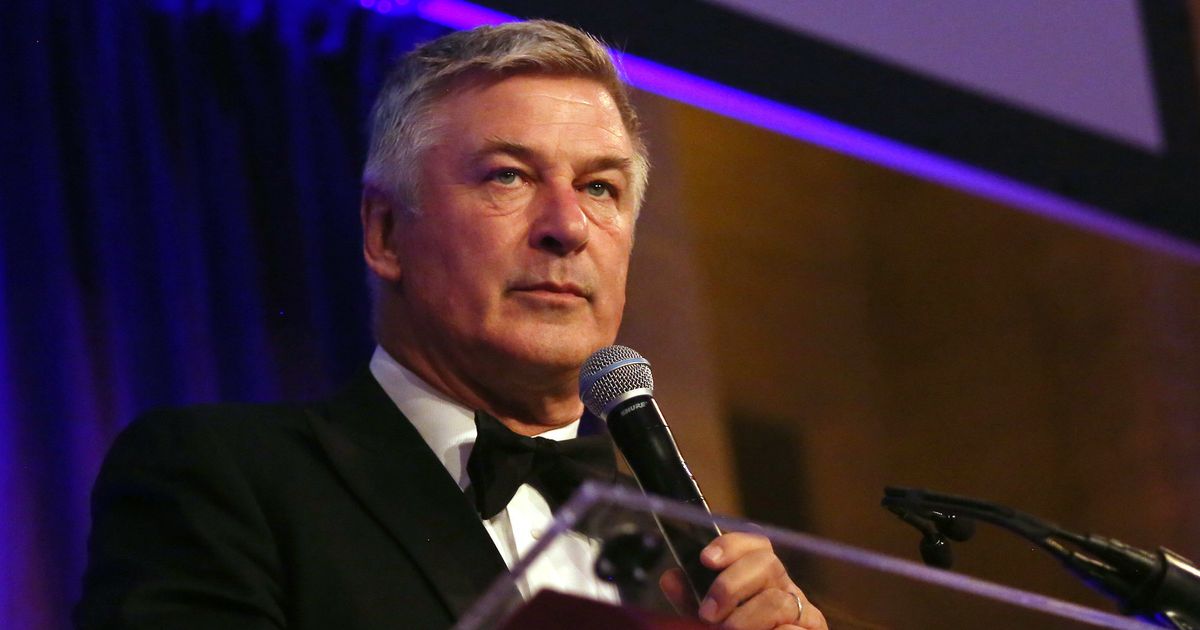 Alec Baldwin Arrested After Allegedly Punching Man Over Parking Spot In New York Huffpost Uk Crime 