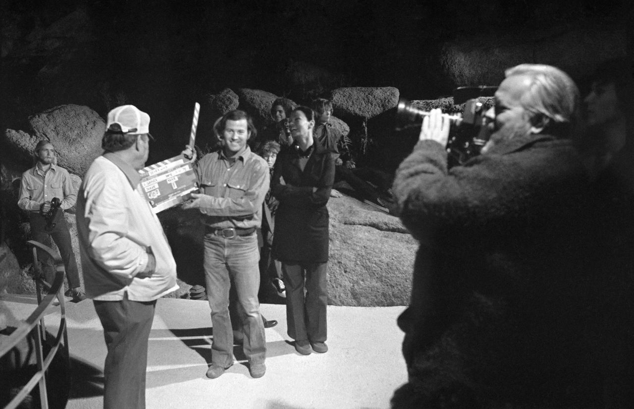 An unknown crewmember, Edmund O’Brien, Frank Marshall, Mercedes McCambridge, Oja Kodar and Orson Welles on the set of "The Other Side of the Wind."