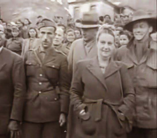 Στην φωτογραφία, ο Γιώργος Γιαννούλης δίπλα στην Διερευνητική Επιτροπή του ΟΗΕ που ανέβηκε στο Βουνό το 1947.