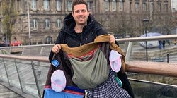 Δείτε πώς ένας επιβάτης κορόιδεψε (νόμιμα) την Ryanair και δεν πλήρωσε ούτε ευρώ για χειραποσκευές