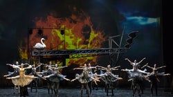 Μπαλέτο ΕΛΣ: «Λίμνη των Κύκνων» με φόντο ένα ερημωμένο βενζινάδικο