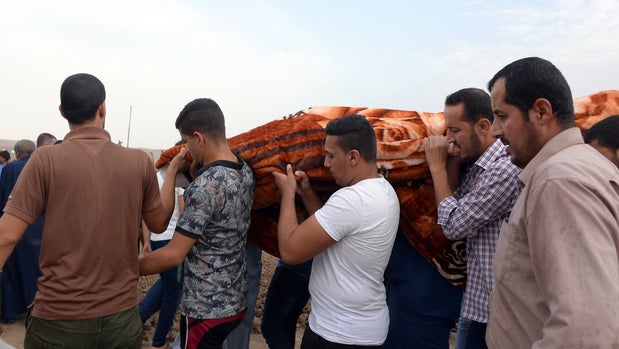 Iraqi mourners attend a funeral after a car bomb attack on October 23, 2018 killed six people and wounded 26 more at a market in Al Qayyarah, 60 kilometres (40 miles) south of the Islamic State (IS) group's former Iraqi capital of Mosul. - Al Qayyarah was held by IS after they swept through northern Iraq in 2014. The jihadists were ousted from the town in 2016, almost a year before they were driven out of Mosul. (Photo by Zaid AL-OBEIDI / AFP) (Photo credit should read ZAID AL-OBEIDI/AFP/Getty Images)