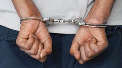 Χειροπέδες σε ανήλικους που εισέβαλλαν σε σχολεία και έκλεβαν ότι έβρισκαν