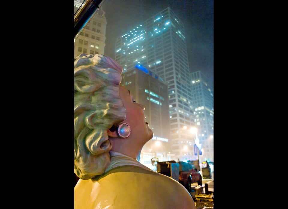 Marilyn Monroe Sculpture Leaving Chicago