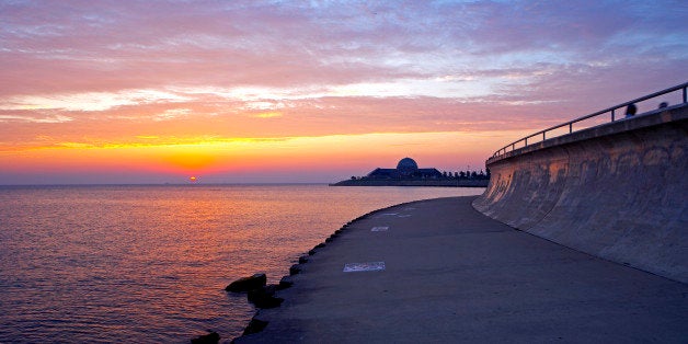 USA, Illinois, Chicago, Lake Michigan and Adler planetarium at sunrise