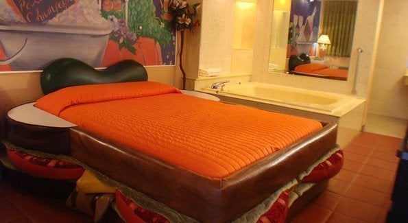 The Weirdest Love Hotels In Chicago Sandwiches Horses And Batman Huffpost