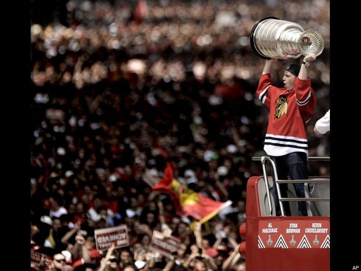 Amazing Photo Shows A Bruins Fan Celebrating With Children Of The Stanley  Cup-Winning Blackhawks