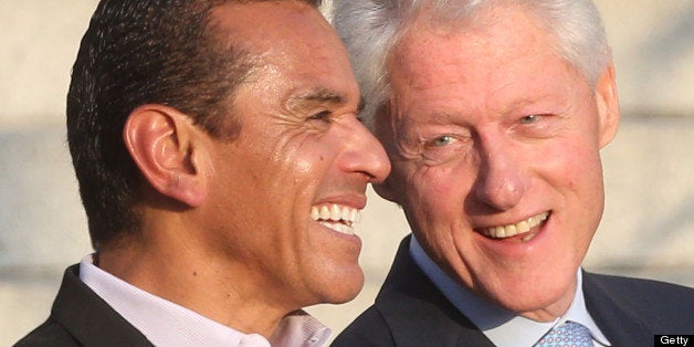 LOS ANGELES, CA - JUNE 07: Los Angeles Mayor Antonio Villaraigosa (L) and former President Bill Clinton Pays Tribute to Mayor Antonio Villaraigosa at Celebrate LA! on June 7, 2013 in Los Angeles, California. (Photo by Frederick M. Brown/Getty Images)