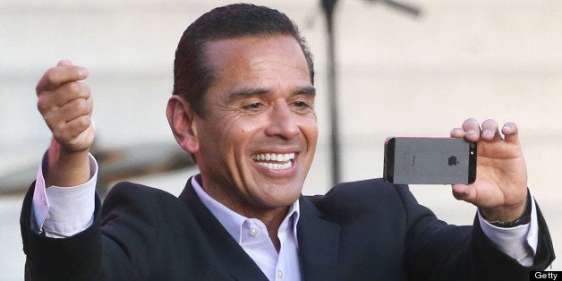 LOS ANGELES, CA - JUNE 07: Los Angeles Mayor Antonio Villaraigosa takes pictures with his camera during President Bill Clinto