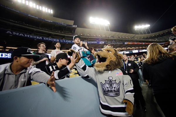 Ducks Beat LA Kings 3-0 On Dodger Stadium Ice - CBS Los Angeles