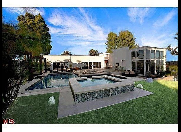 The Real Estalker: Nick Lachey's Bel Air Rebound House