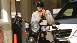 Ο Κλούνεϊ αποχωρίζεται την μηχανή του για καλό σκοπό