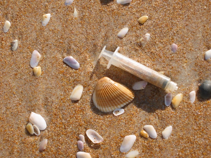 Syringes On New York City Beaches Four People Pricked By Hypodermic