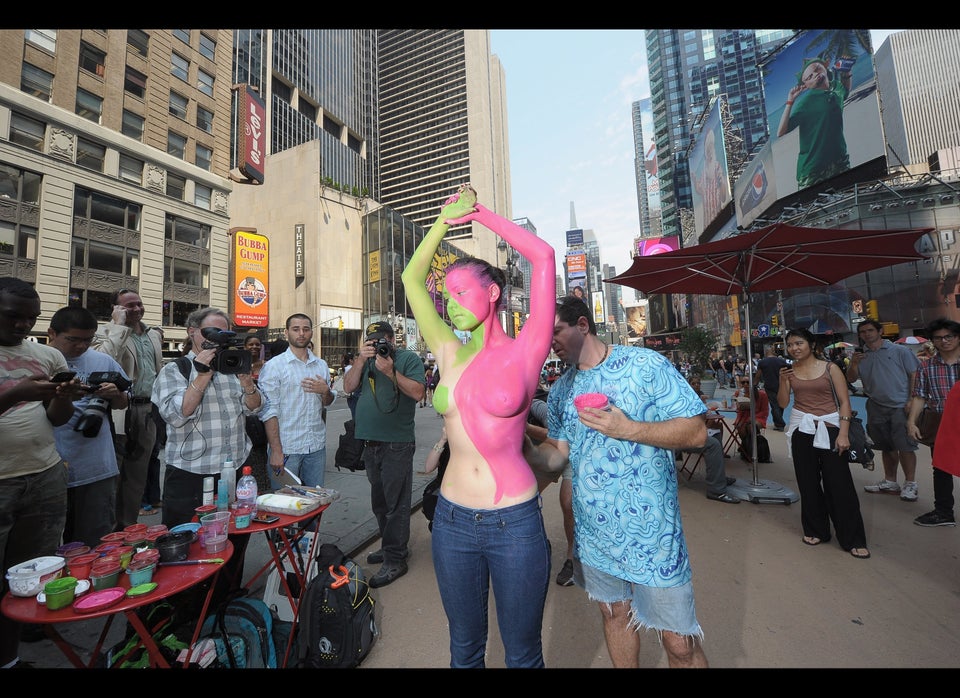 Andy Golub Paints Nude Models In Times Square