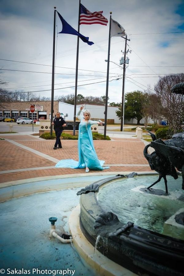 South Carolina Police Arrest Elsa The Snow Queen Solve Cold Case Huffpost 