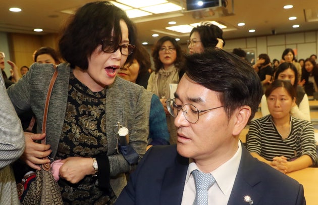 박용진 더불어민주당 의원이 지난 10월5일 서울 여의도 국회 의원회관에서 열린 유치원 비리 근절을 위한 정책 토론회에서 토론회 개최를 반대하는 사립유치원 관계자들과 대화를 하고 있다.