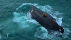 Δραματική διάσωση 4 ψαράδων από αέρος, αφότου το καΐκι τους ανατράπηκε