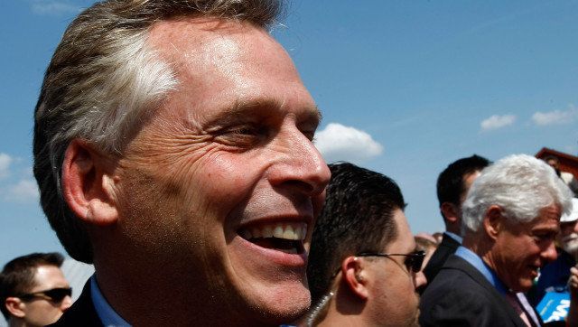HERNDON, VA - MAY 13: Democratic candidate for Governor of Virginia Terry McAuliffe (L) campaigns with former President Bill Clinton (R) at Frying Pan Park May 13, 2009 in Herndon, Virginia. McAuliffe is locked in a three way race for the Democratic nomination which will take place on June 9, 2009. (Photo by Win McNamee/Getty Images)