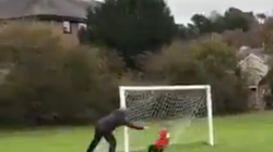 Πατέρας βοηθά τον γιο του να γίνει ο καλύτερος τερματοφύλακας, αλλά δεν τα καταφέρνει ιδιαίτερα