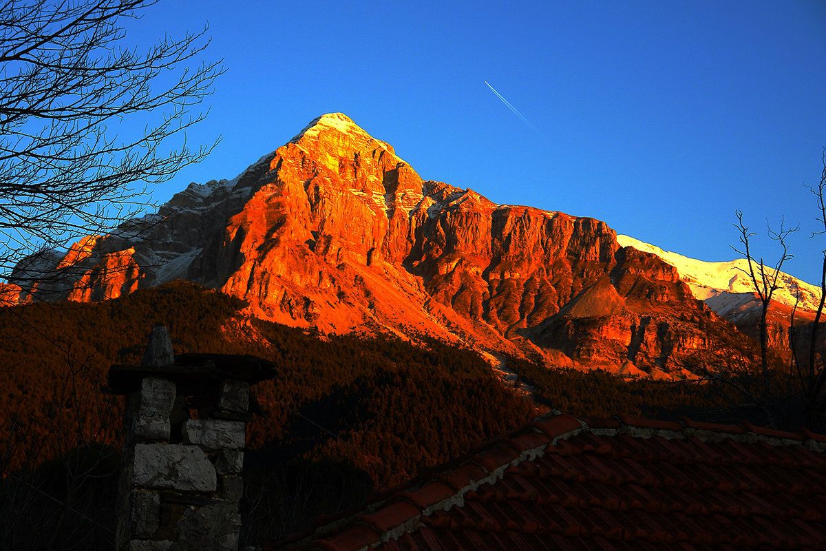 Η κορυφή της Στρογγούλας, φθινόπωρο, στο ηλιοβασίλεμα