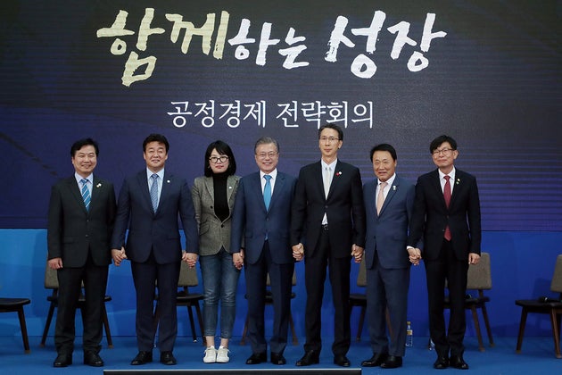 왼쪽부터 홍종학 중소벤처기업부 장관, 백종원 더본코리아 대표, 박효순 '빽다방' 노원역 우리은행점 점주, 문 대통령, 이갑수 이마트 사장, 안희규 대한웰빙은박 대표, 김상조 공정거래위원장.