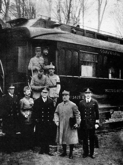 Ανακωχή της Κομπιέν (1918)Η ανακωχή των Συμμάχων με τη Γερμανία το 1918 έγινε με υπογραφή συνθήκης στην Κομπιέν (Compiègne) της Γαλλίας, την 11η Νοεμβρίου 1918 σε σιδηροδρομικό βαγόνι, στο οποίο είχε εγκαταστήσει ο Στρατάρχης Φερντινάν Φος το στρατηγείο του, σε δάσος κοντά στην Κομπιέν.Υπογράφηκε από τον στρατάρχη των συμμαχικών δυνάμεων Φερντινάν Φος (Ferinand Foch) και τον εκπρόσωπο της Γερμανίας Ματίας Ερτζμπέργκερ (Matthias Erzberger).