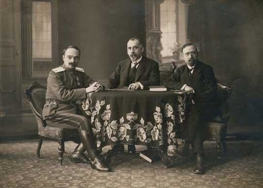 Η Ανακωχή με τη Βουλγαρία (γνωστή και ως Ανακωχή της Θεσσαλονίκης). Η συνθήκη υπογράφτηκε από τον Γάλλο Στρατηγό Λουί Φρανσέτ ντ' Εσπέρεϋ και μια επιτροπή Βουλγάρων αντιπροσώπων, την οποία αποτελούσαν ο Στρατηγός Ιβάν Λούκοβ, ο Αντρέι Λιάψεβ και Σύμεων Ράντεβ (διπλωμάτης). Οι Βούλγαροι αντιπρόσωποι (από αριστερά στα δεξιά): Ιβάν Λούκοβ, Αντρέι Λιάψεβ και Σύμεων Ράντεβ