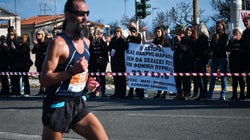 Μάτι: Τα μηνύματα διαμαρτυρίας των πυρόπληκτων στον Μαραθώνιο