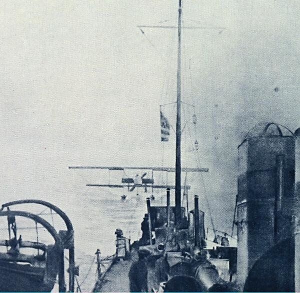 Το υδροπλάνο Henry Farman των Μουτούση-Μωραϊτίνη πλησιάζει το "Βέλος" μετά το πέρας της πρώτης στην ιστορία αποστολής ναυτικής συνεργασίας.