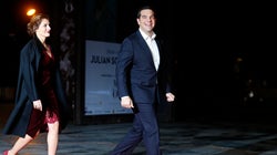 Όταν ο Τσίπρας ξέχασε ότι συνοδεύεται-Άφησε πίσω την Μπαζιάνα και μοίραζε χαμόγελα σε φωτογράφους (pics)