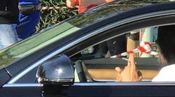 Οργή για τον Ψινάκη: Διέκοψε τους δρομείς του Μαραθώνιου για να περάσει με το αμάξι του