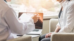 Σύλληψη επιφανούς γυναικολόγου στην Τουρκία: Ανάγκαζε τις ασθενείς του να βλέπουν ερωτικές ταινίες μαζί του