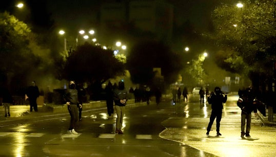 ΕΛ.ΑΣ.: Κάνει «φρούρια» τα Α.Τ. για επιθέσεις κουκουλοφόρων ενόψει