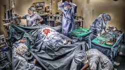 Γιατροί ανεβάζουν φωτογραφίες με τις ματωμένες μπλούζες τους (για έναν πολύ καλό σκοπό)