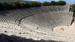 Το ελλειψοειδές σχήμα του αρχαίου θεάτρου του Θορικού. Μια πιθανή