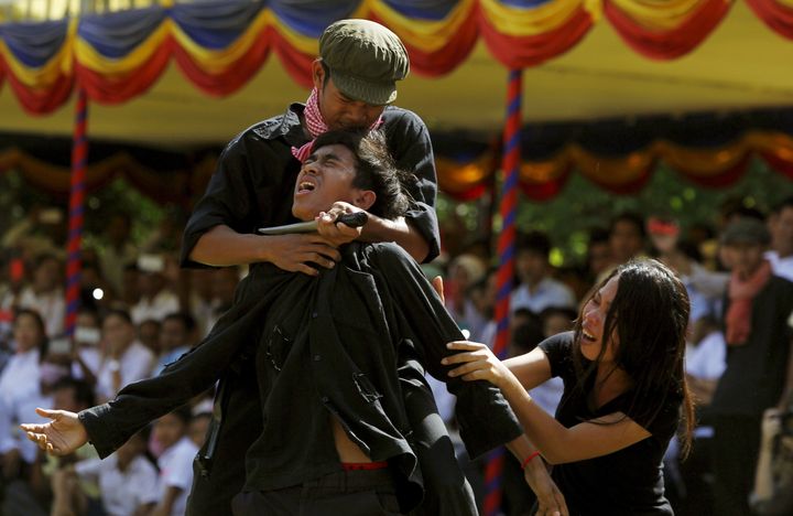 Aναπαράσταση εγκλημάτων των Ερυθρών Χμερ σε θεατρικό δρώμενο στην Καμπότζη