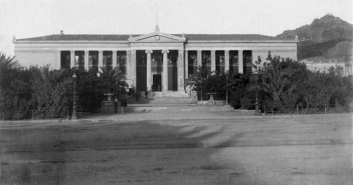 Το κτίριο του Πολυτεχνείου σε φωτογραφία του 1902, χωρίς περίφραξη
