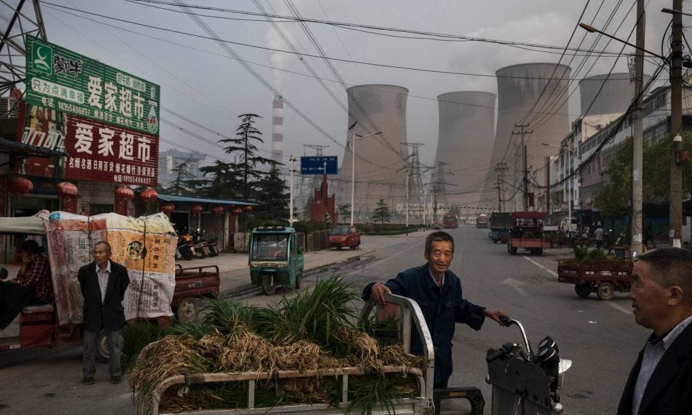 Πολίτες κινούνται κοντά στη μονάδα ηλεκτροπαραγωγής με καύση άνθρακα στην Κίνα