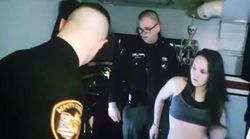 Μια...αμήχανη σύλληψη: Γυναίκα συνελήφθη ζωντανά στην τηλεόραση, ενώ από πίσω έπαιζε πορνό