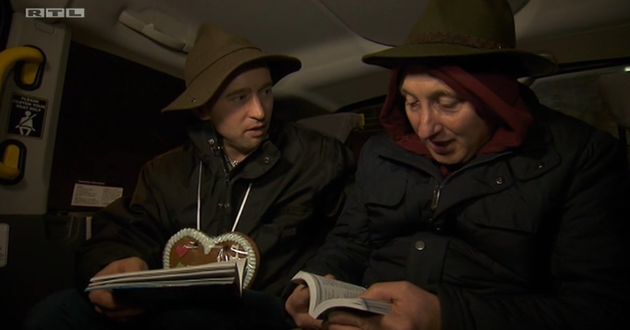 Rainer und Heinrich blättern in Übersetzungsbüchern.