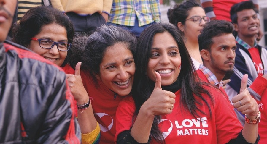 Vithika Yadav (rechts im Bild) betreibt in Indien eine Website rund um Liebe, Sex und Körperlichkeit.